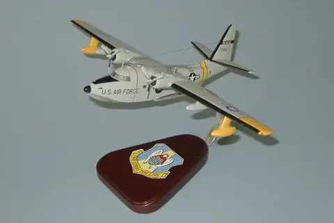 Modell eines Grumman HU-16 Albatross, U.S. Air Force, mit Rettungsmarkierungen und einem Wappen auf dem Sockel.