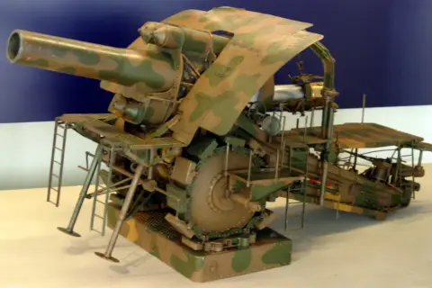 Ein detailliertes Modell der dicken Berta Kanone, einer gewaltigen Artillerie der damaligen Zeit, mit Tarnmuster.