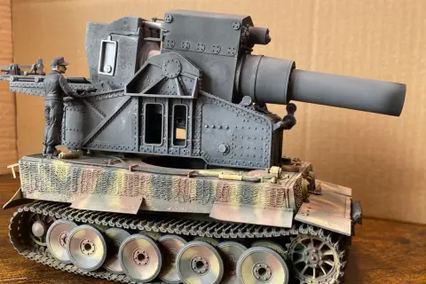 Modell eines Karl-Gerät-Mörsers auf einem Panzerfahrgestell, mit einem Soldaten, der die Kanone bedient.