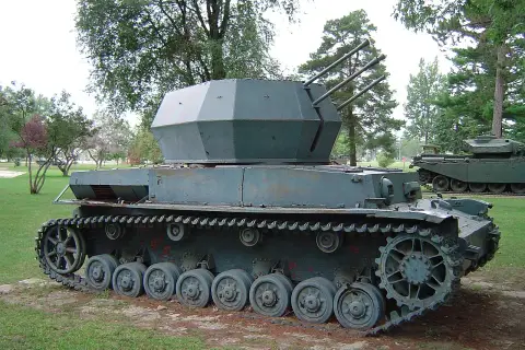 Ein Kugelblitz Panzer mit drei Rohren, bereit für den Einsatz.