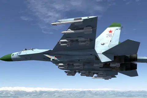 Suchoi Su-27 mit vielen Raketen, fliegt über schneebedeckte Berge.