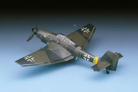 Modell eines Ju 87 G Stuka-Flugzeugs mit Tarnmuster und deutschen Hoheitszeichen.