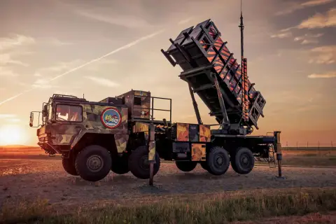 Ein Patriot Flugabwehr-System steht im Abendlicht bereit.