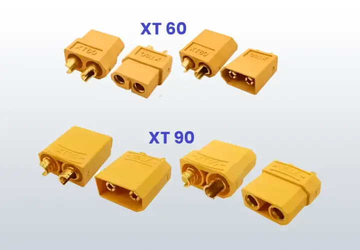 Vergleich von XT60 und XT90 Steckern. Die XT60 sind kleiner und für geringere Ströme, die XT90 für höhere Belastungen.