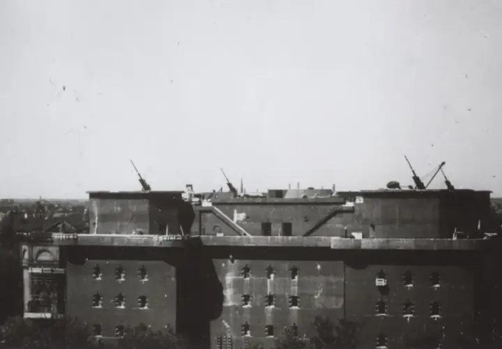 Der Flakturm Friedrichshain ragt mit seinen Geschützen in den Himmel. Ein imposantes Bauwerk aus Beton, das einst die Stadt verteidigte.