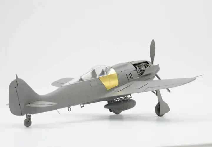 Graues Modell eines Fw 190 A4 Jagdflugzeugs mit freiliegendem Motor und externem Zusatztank.