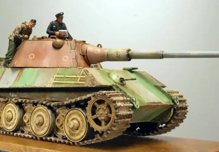 Modell eines Skorpion Panzers mit zwei Figuren. Der Panzer ist detailreich bemalt und mit Schlamm versehen.