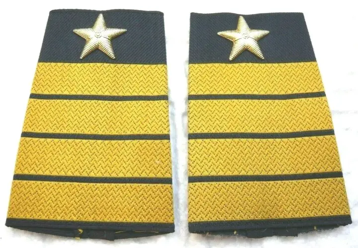 Zwei Schulterstücke der Marine mit goldenen Sternen und Streifen, die Dienstgrade anzeigen.