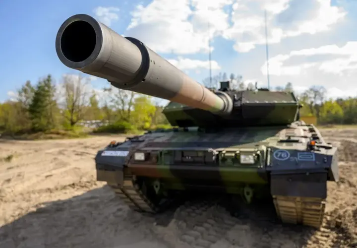 Ein moderner Kampfpanzer, wie er auch in Griechenland im Einsatz ist, steht auf sandigem Untergrund.