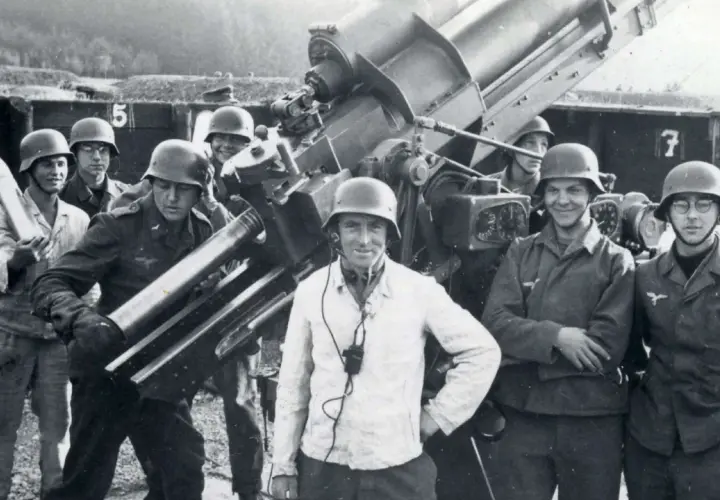 Soldaten mit einer M13 Waffe und Munition.