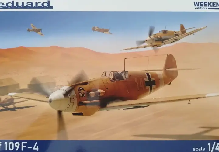 Bf 109F-4 Jagdflugzeuge im Wüstenkampf. Mehrere Flugzeuge im Flug über Sanddünen, eines im Vordergrund mit der Kennung "14".