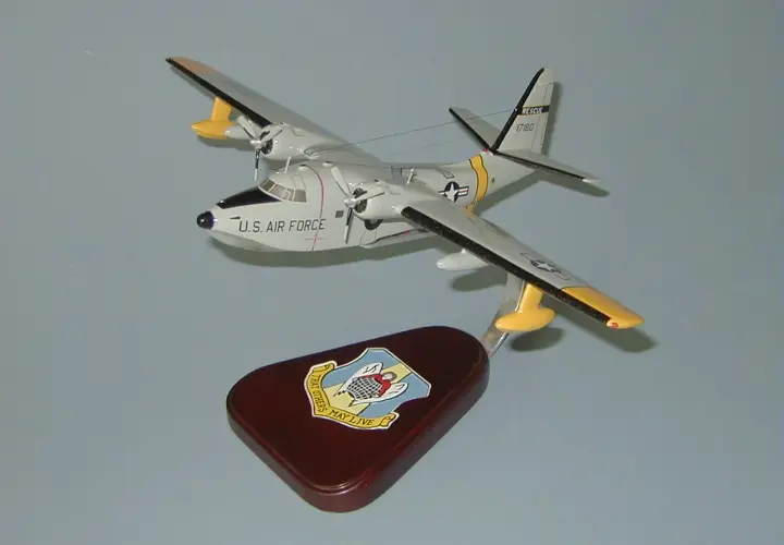 Modell eines Grumman HU-16 Albatross, U.S. Air Force, mit Rettungsmarkierungen und einem Wappen auf dem Sockel.