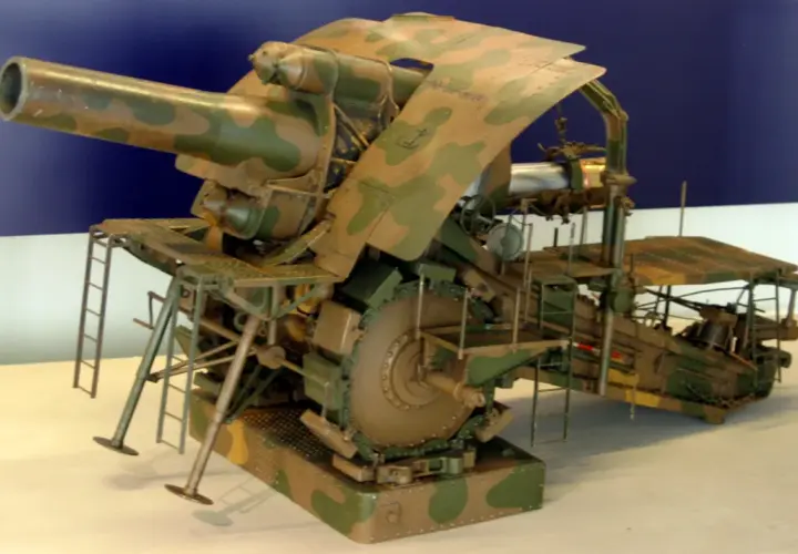 Ein detailliertes Modell der dicken Berta Kanone, einer gewaltigen Artillerie der damaligen Zeit, mit Tarnmuster.