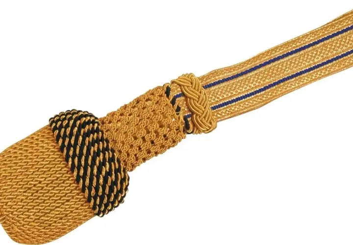 Ein goldenes Portepee mit blauen Streifen und schwarzer Umwicklung, ein Zeichen von Rang und Ehre.