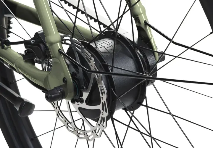 Detailaufnahme des Hinterrads eines Fahrrads mit integriertem Elektromotor und Scheibenbremse. Die Motorbremse des Elektromotors sorgt für sanftes Abbremsen.