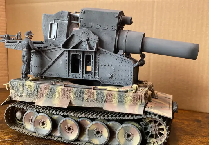 Modell eines Karl-Gerät-Mörsers auf einem Panzerfahrgestell, mit einem Soldaten, der die Kanone bedient.