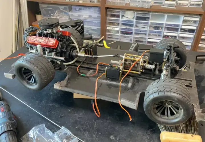 RC-Car-Chassis mit Toyan Motor. Erste Erfahrungen mit dem leistungsstarken Modellmotor, der bereit für den Einbau ist.