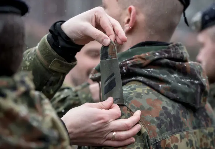 Schulterklappen der Bundeswehr: Ein Soldat erhält neue Dienstgrad-Abzeichen.