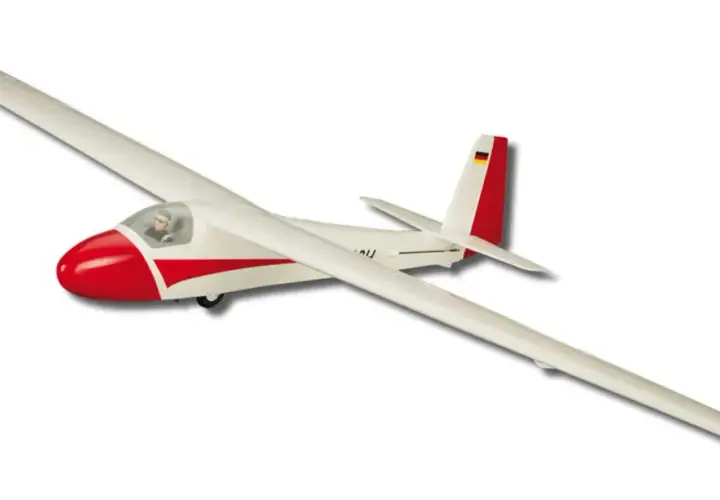 Ein weißes Modellflugzeug, ein parkzone ka-8, mit roter Nase und roten Streifen, fliegt vor weißem Hintergrund.