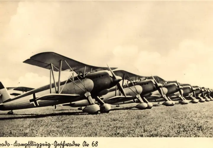 Reihe von Arado-Doppeldeckerflugzeugen auf einem Feld.