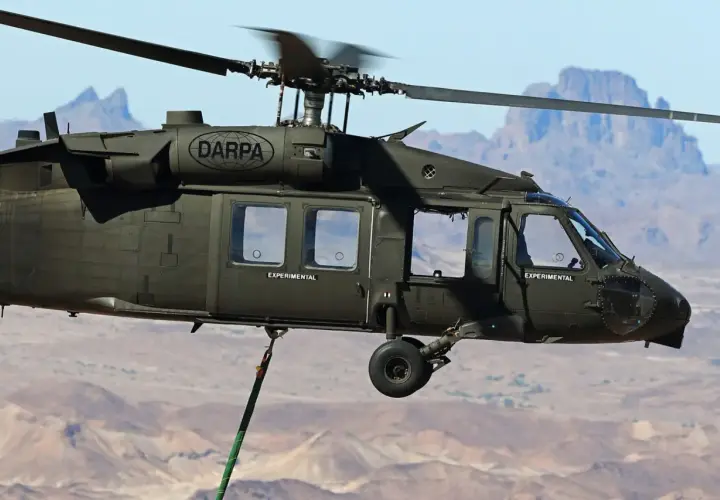 Ein experimenteller DARPA-Hubschrauber, der für die hawk flugabwehr entwickelt wurde, fliegt über einer Wüstenlandschaft.