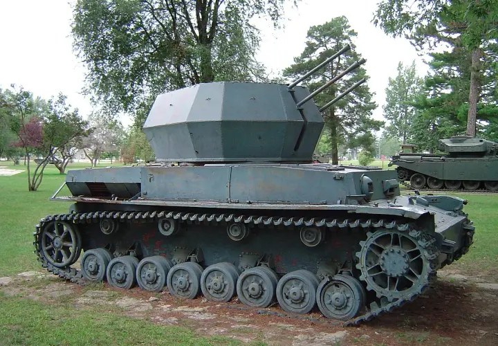 Ein Kugelblitz Panzer mit drei Rohren, bereit für den Einsatz.
