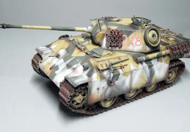 Ein detailgetreues Modell eines Panzers, getarnt in Wintermusterung. Was wäre, wenn dieser Panzer 1946 noch im Einsatz wäre?