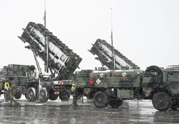 Zwei Raketenwerfer des Patriot-Systems, hergestellt von Raytheon, stehen im Schnee bereit.
