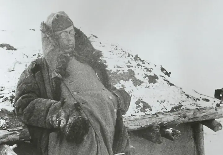 Ein Soldat im Schnee, vielleicht ein einsames Weihnachtsfest in Stalingrad.