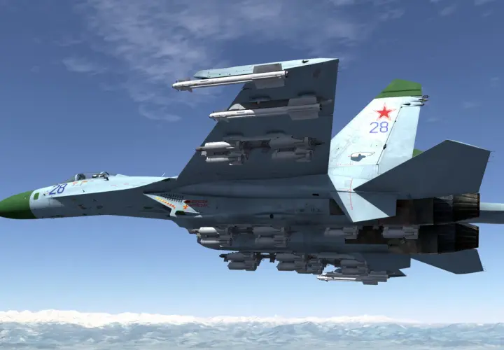 Suchoi Su-27 mit vielen Raketen, fliegt über schneebedeckte Berge.