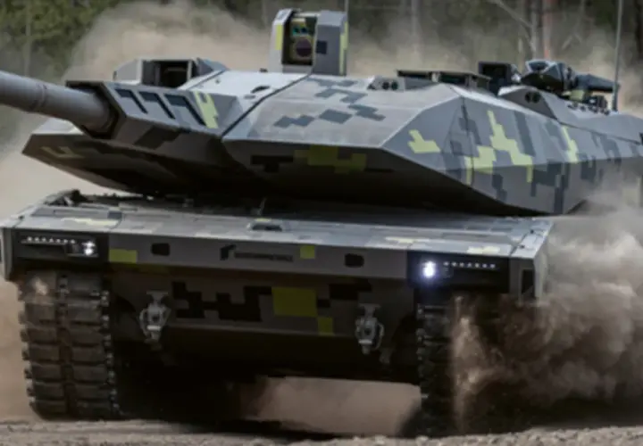 Der KF51 Panther, ein moderner Kampfpanzer der Bundeswehr, fährt durch Staub.