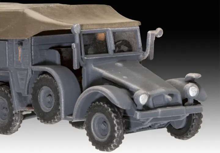 Graues Modell eines Krupp Protze Lkw mit Stoffverdeck. Das Fahrzeug hat grobstollige Reifen und eine detaillierte Frontpartie.