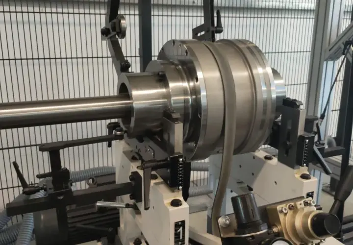 Präzisionswelle auf einer Maschine für dynamisches auswuchten.
