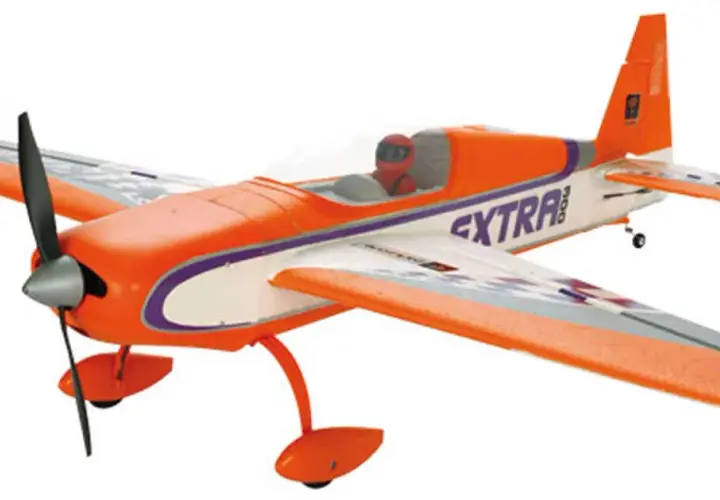 Ein orange-weißes Modellflugzeug, ein Parkzone Extra 300, mit lila Akzenten und einem Piloten im Cockpit.