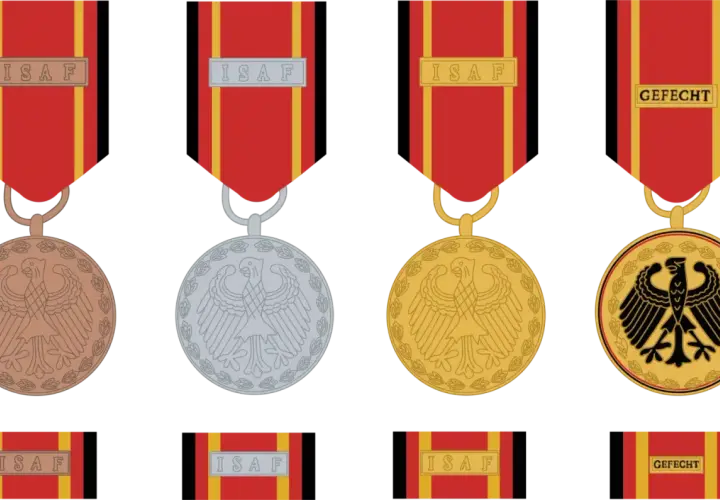 Vier Bundeswehr-Dienstabzeichen mit roten Bändern und goldenen Rändern. Drei zeigen "ISAF", eines "GEFECHT".