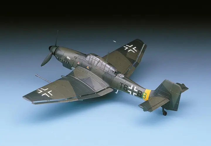 Modell eines Ju 87 G Stuka-Flugzeugs mit Tarnmuster und deutschen Hoheitszeichen.