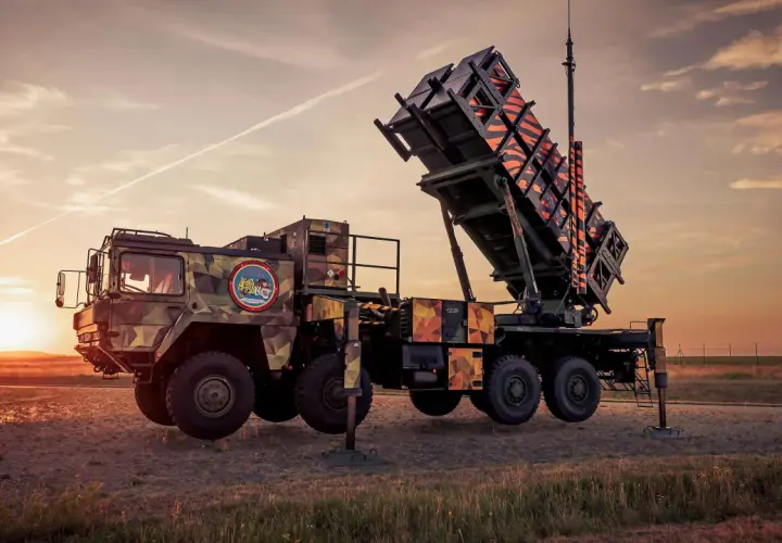 Ein Patriot Flugabwehr-System steht im Abendlicht bereit.