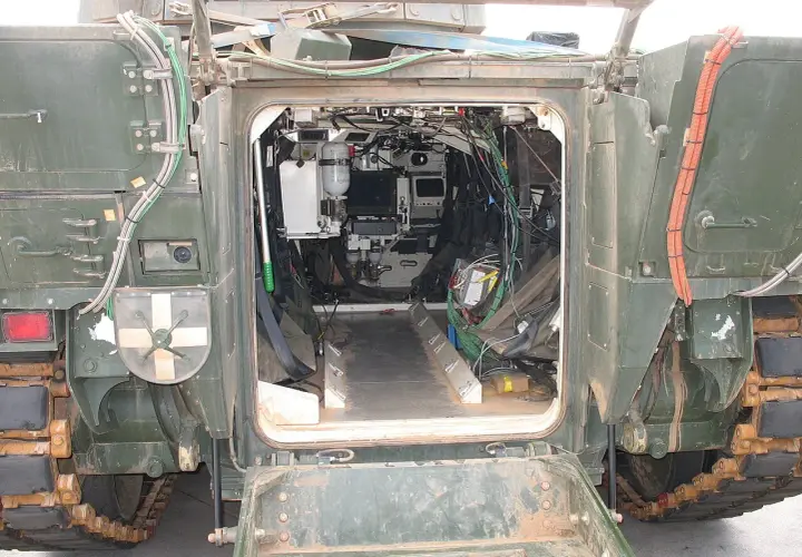 Blick in den komplexen puma panzer innenraum mit vielen Kabeln, Bildschirmen und Ausrüstung.