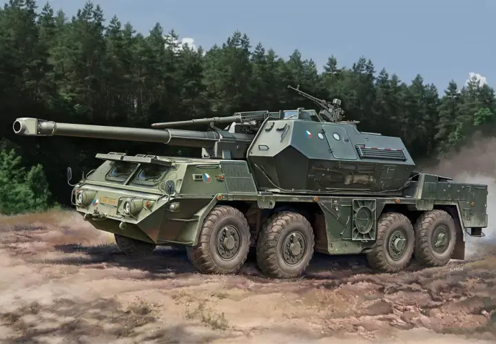 Eine Dana Howitzer, ein schweres Artilleriegeschütz, fährt durch einen Wald.