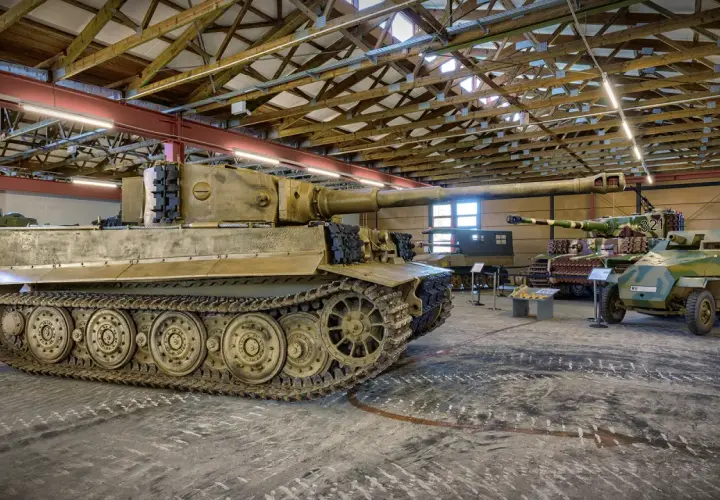 Im **Museum Panzer** stehen mehrere historische Fahrzeuge, darunter ein Tiger-Panzer und ein Halbkettenfahrzeug.