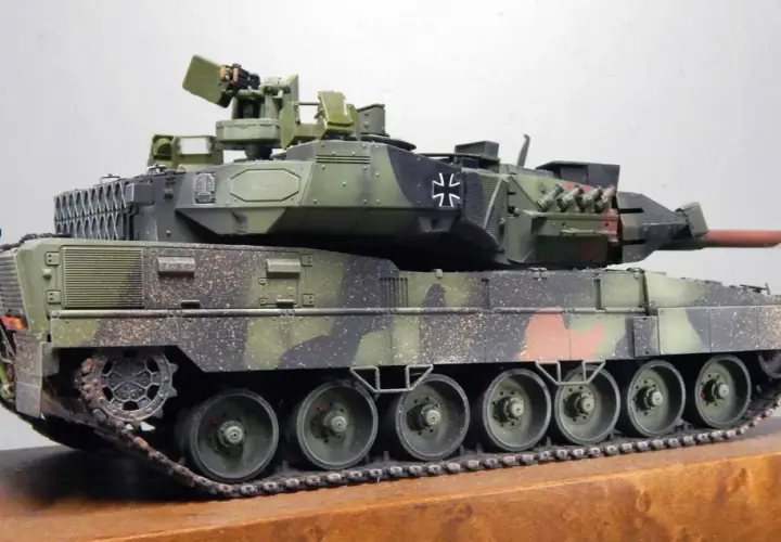 Ein detailgetreues Modell eines dicken Leoparden-Panzers in Tarnfarben, bereit für den Einsatz.