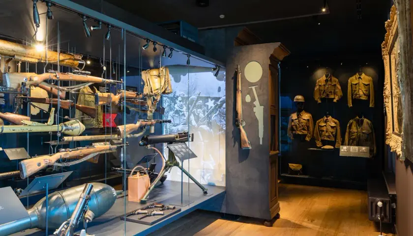 Im **airborne museum** sind Waffen, Uniformen und eine Bombe ausgestellt.