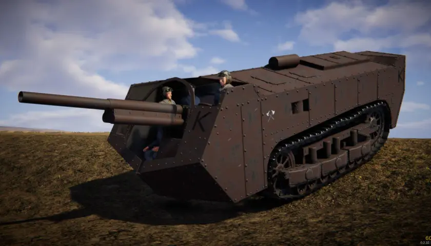 Ein Saint-Chamond-Panzer mit zwei Soldaten im offenen Kampfraum fährt über ein Feld.