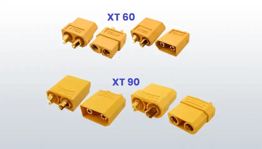 Vergleich von XT60 und XT90 Steckern. Die XT60 sind kleiner und für geringere Ströme, die XT90 für höhere Belastungen.