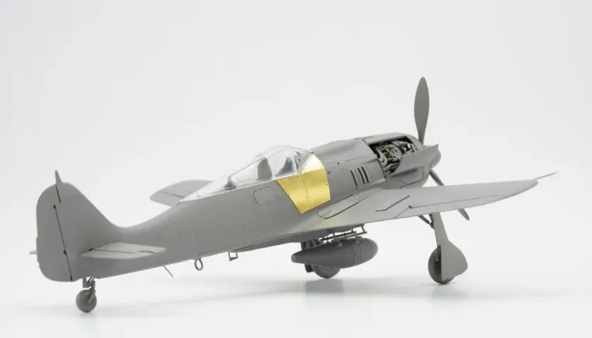 Graues Modell eines Fw 190 A4 Jagdflugzeugs mit freiliegendem Motor und externem Zusatztank.