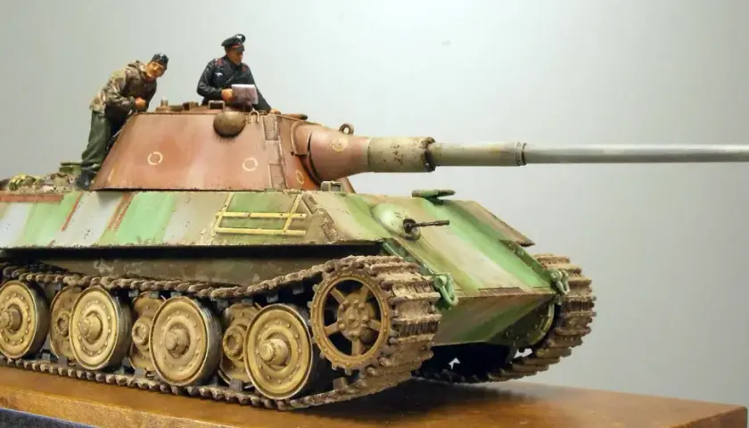 Modell eines Skorpion Panzers mit zwei Figuren. Der Panzer ist detailreich bemalt und mit Schlamm versehen.