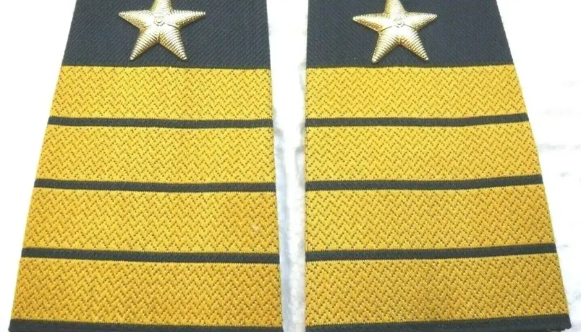 Zwei Schulterstücke der Marine mit goldenen Sternen und Streifen, die Dienstgrade anzeigen.