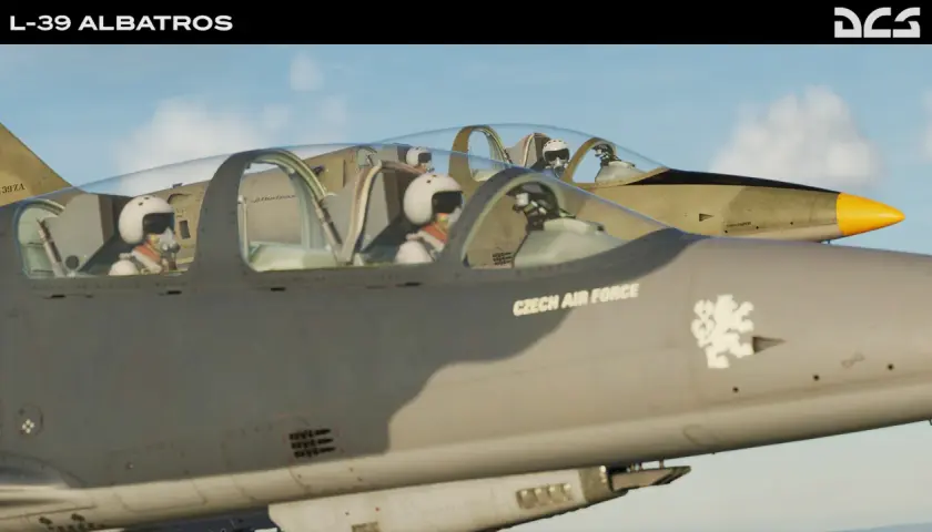 Zwei Piloten in L-39 Albatros Jets der tschechischen Luftwaffe fliegen im Formationsflug.