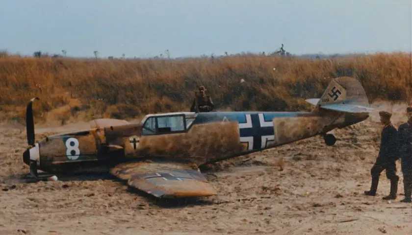 Messerschmitt Bf 109, eine Ikone der Lüfte, hier am Boden. Die hohe Geschwindigkeit, für die die Me 109 bekannt war, ist hier nicht zu sehen.