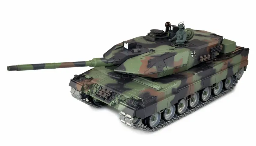 Ein detailgetreues Modell des Leopard 2A6M Panzers in Tarnfarben, mit einem sitzenden Soldaten in der Luke.